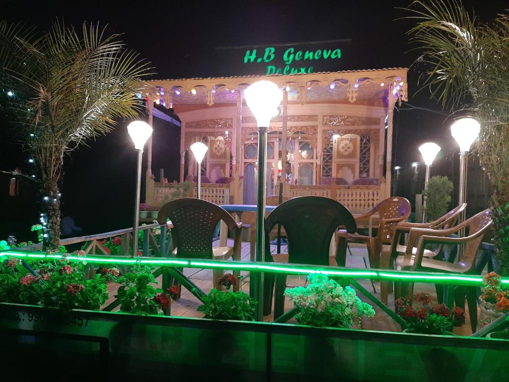 un groupe de chaises et de lumières devant un carrousel dans l'établissement heritage geneva house boat, à Srinagar
