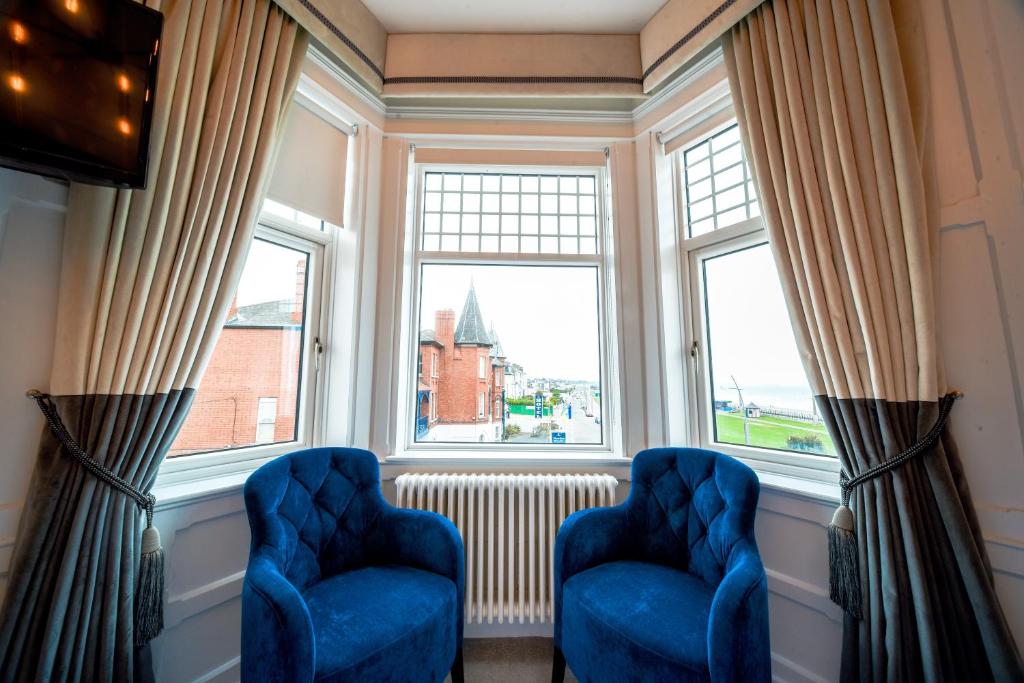 Ruang duduk di The Strand Hotel, the former residence of Oscar Wilde