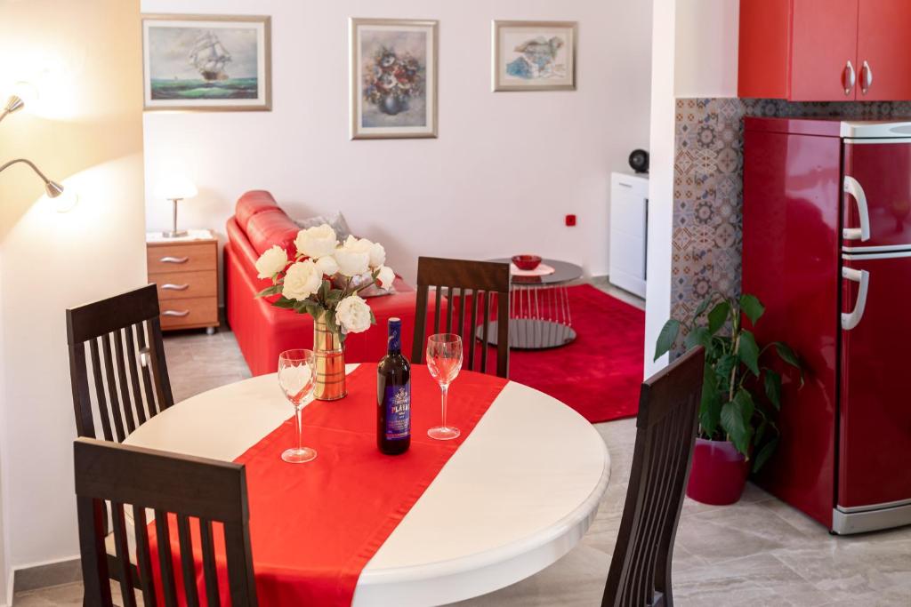uma sala de estar com uma mesa com copos de vinho em Dori em Vela Luka