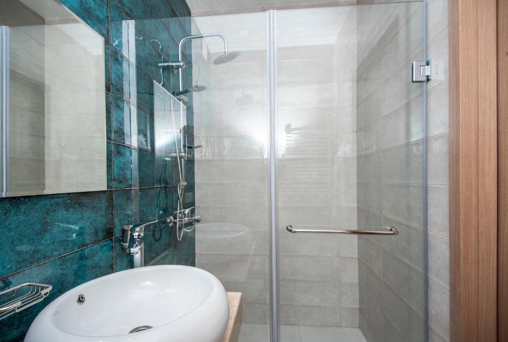 Koupelna v ubytování Tonusi Luxe Hotel in the Historic City Center