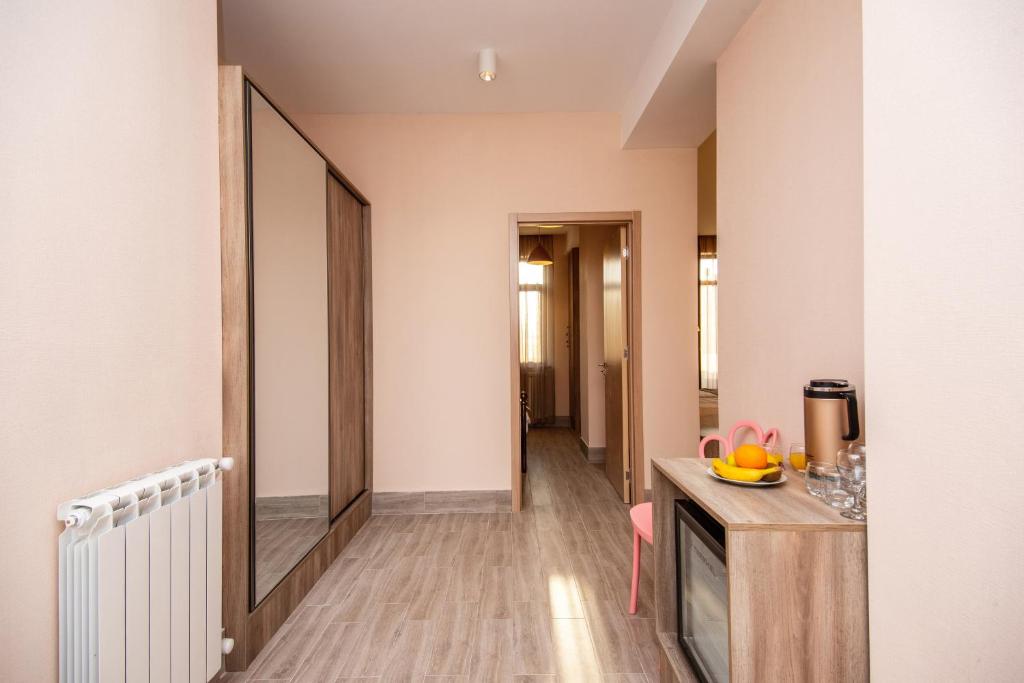 Kuchyň nebo kuchyňský kout v ubytování Tonusi Luxe Hotel in the Historic City Center