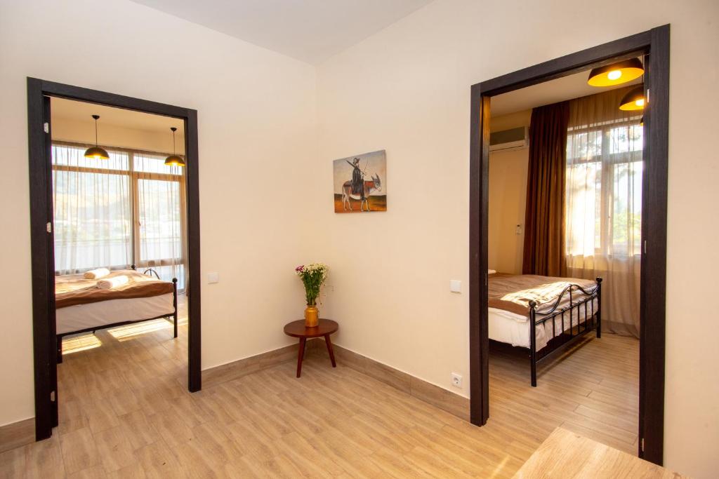 Postel nebo postele na pokoji v ubytování Tonusi Luxe Hotel in the Historic City Center