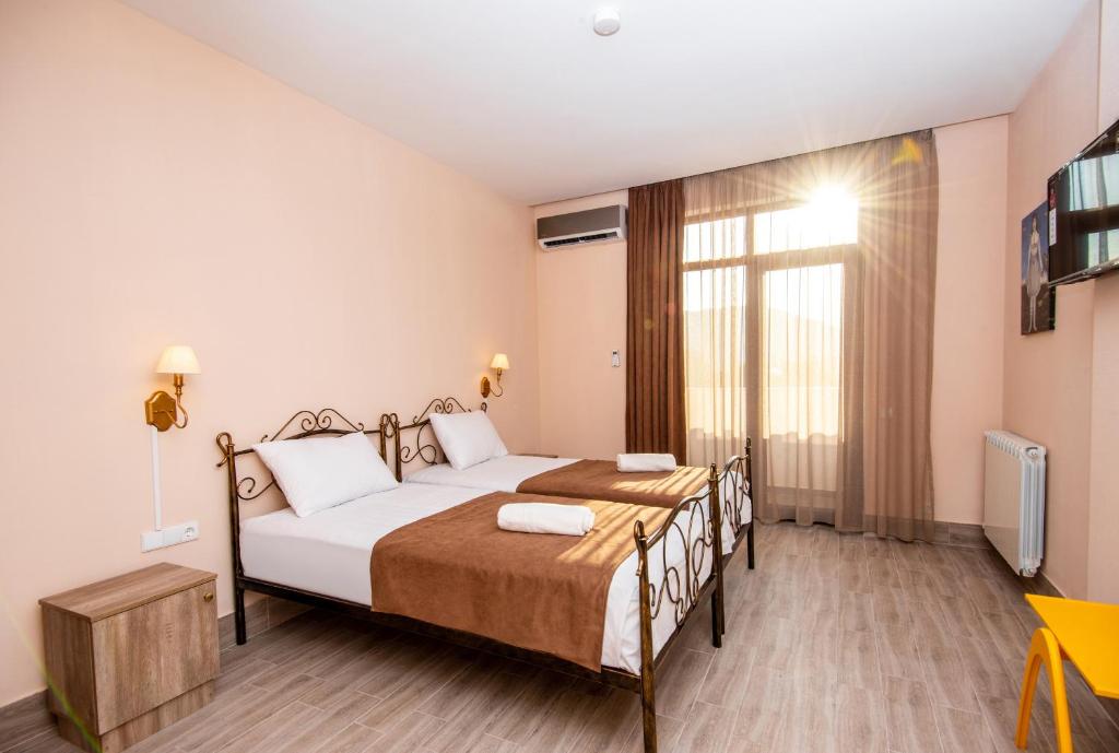 Postel nebo postele na pokoji v ubytování Tonusi Luxe Hotel in the Historic City Center