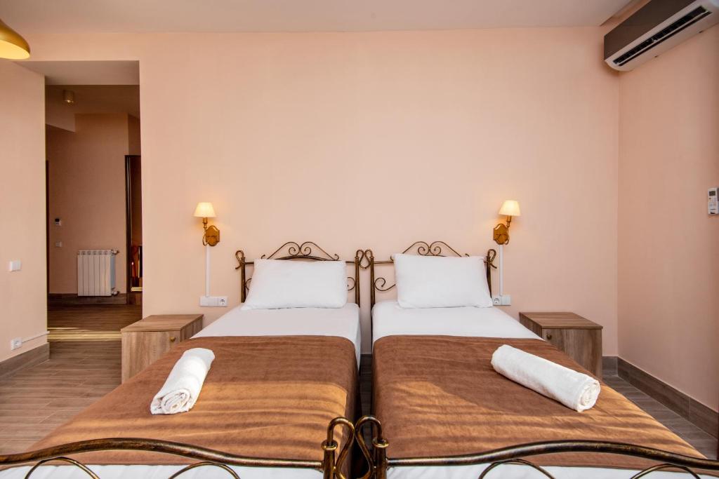 Postel nebo postele na pokoji v ubytování Tonusi Luxe Hotel in the Historic City Center