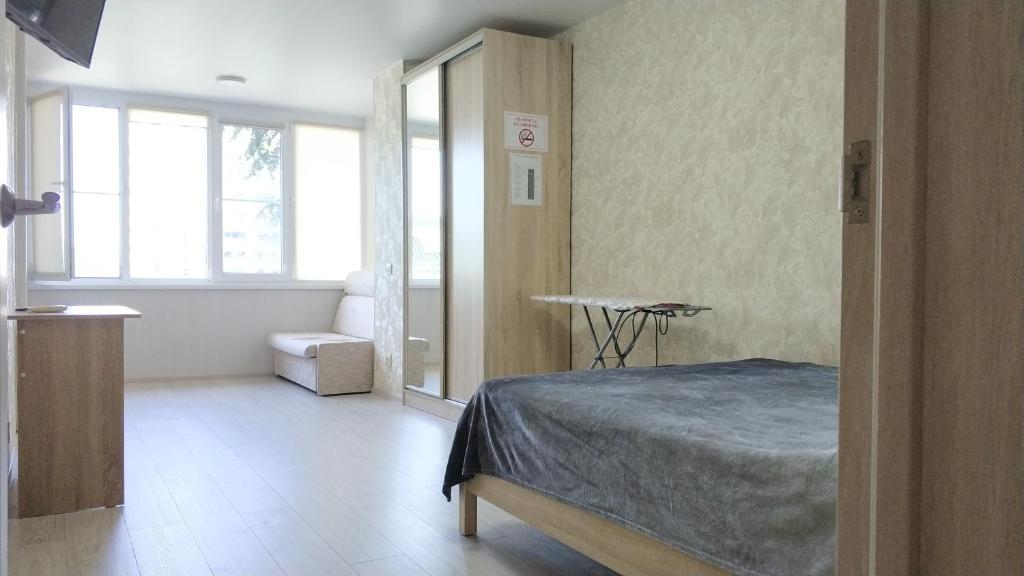 um quarto com uma cama e uma grande janela em Апартаменты с Видом на Море em Sochi