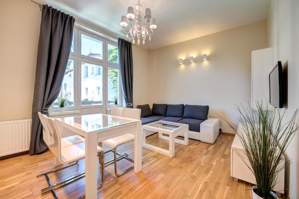 - un salon avec une table et un canapé dans l'établissement DR Apartments - Frank, à Sopot