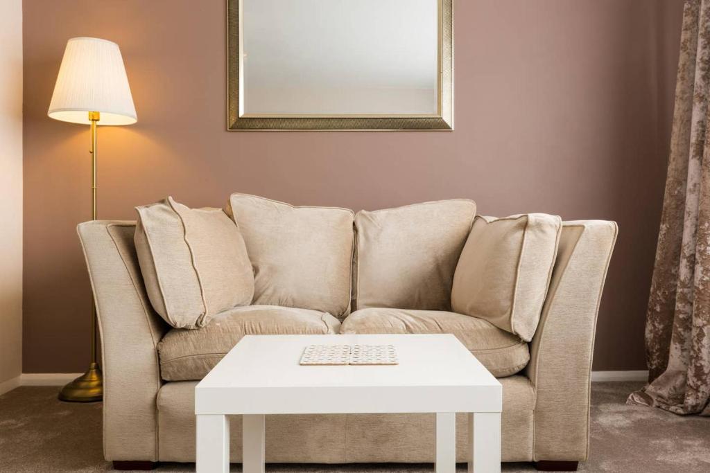 ein Wohnzimmer mit einem Sofa und einem weißen Couchtisch in der Unterkunft Chocolate Nest in Leamington Spa