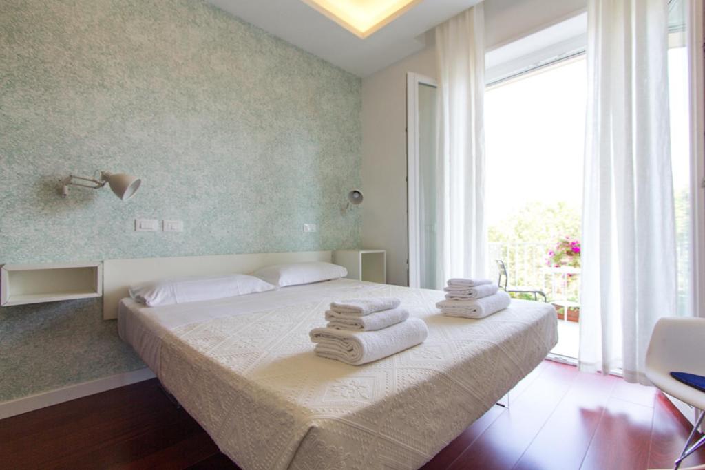ローマにあるRelais Star of Trastevereのベッドルーム1室(タオル付)