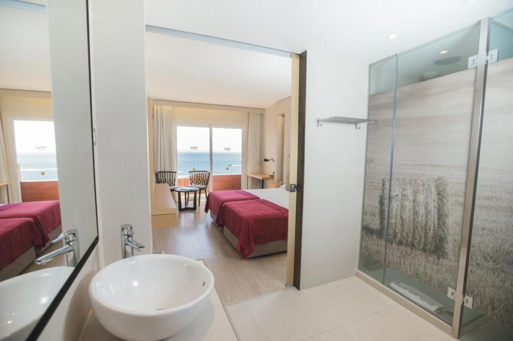 Ванная комната в Palace Bonanza Playa Resort & SPA by Olivia Hotels Collection