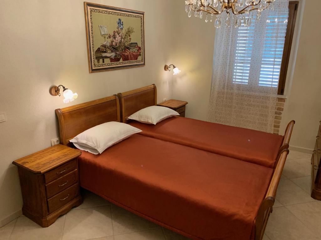 Een bed of bedden in een kamer bij Apartments Leo