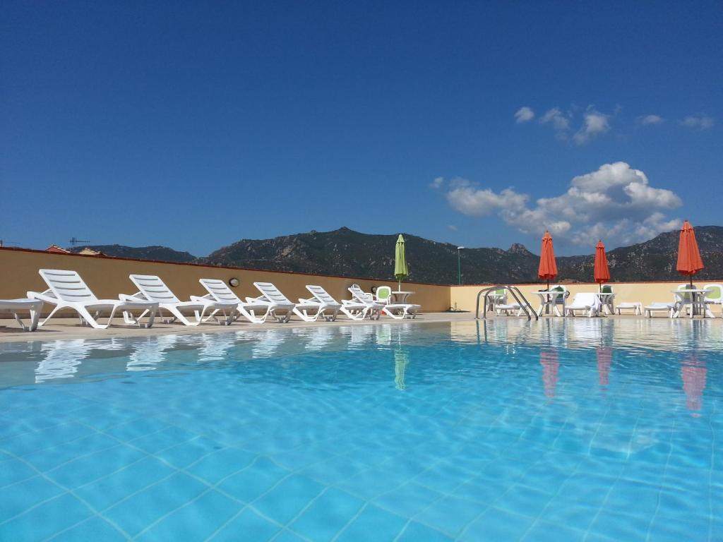 Nespecifikovaný výhled na hory nebo výhled na hory při pohledu z aparthotelu