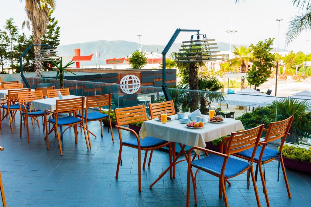 Nespecifikovaný výhled na hory nebo výhled na hory při pohledu z hotelu