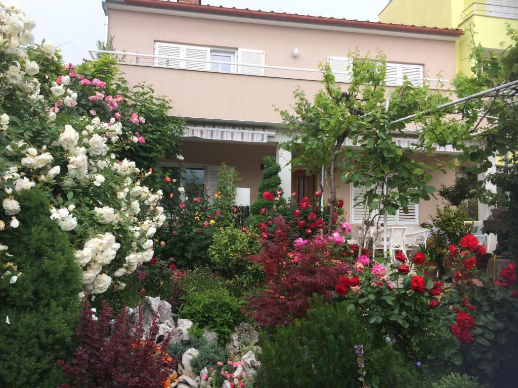 un jardín de flores frente a una casa en Draga, en Crikvenica