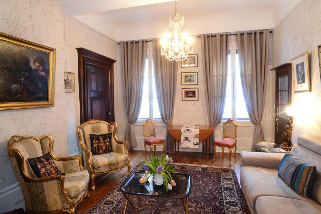 a living room with a couch and chairs and a table at Benigne Malyon in Dijon