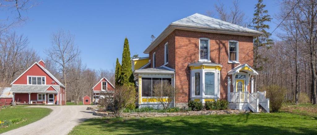 una casa de ladrillo rojo en un camino de tierra en Our Space the Perfect Place B&B en Picton