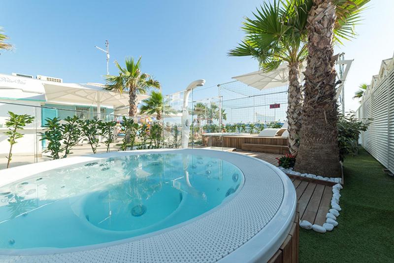 Bazén v ubytování Hotel Liane Riccione nebo v jeho okolí