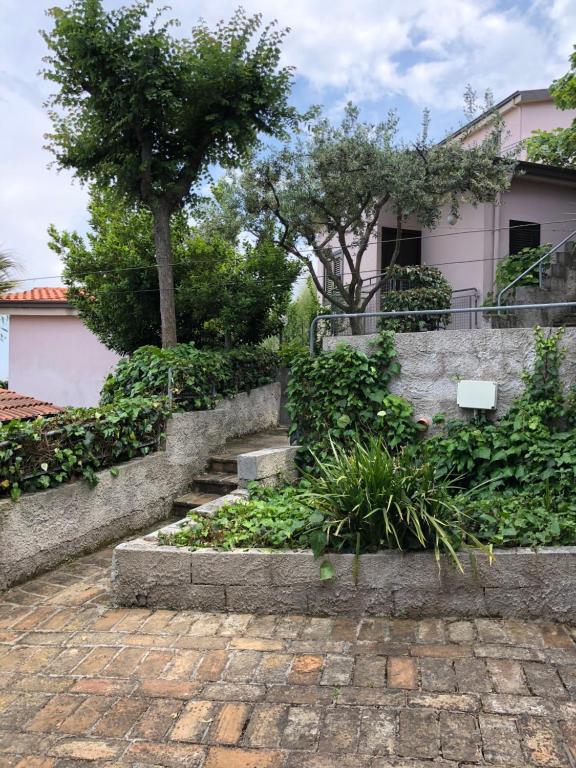 a set of stone steps in front of a house w obiekcie Dea Cupra w mieście Cupra Marittima