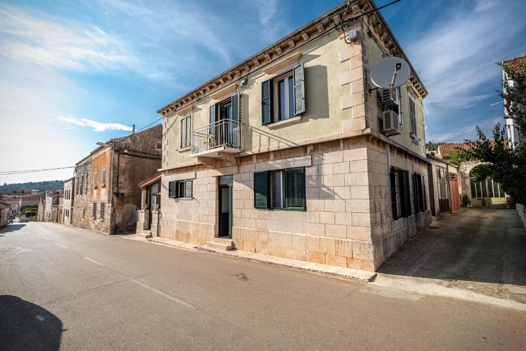 an old building on the side of a street at Marica Guesthouse in Vela Luka