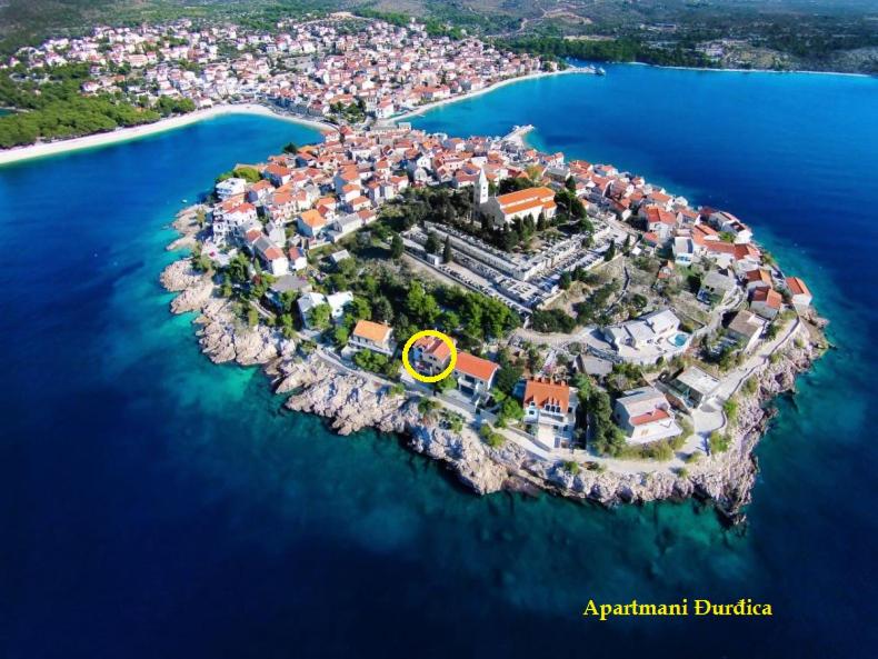 an island in the middle of the water at Apartmani Đurđica in Primošten