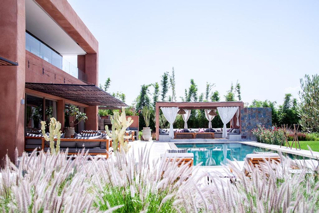 a backyard with a pool and a gazebo at PALAIS SOHAN in Marrakech