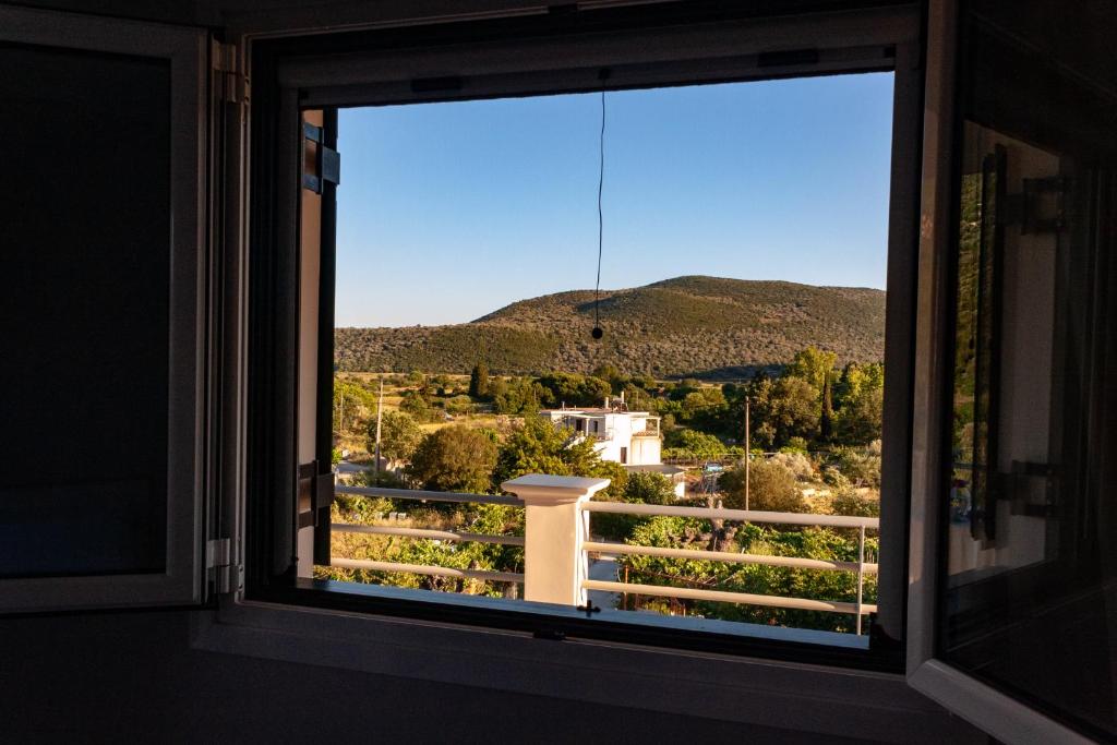 ein Fenster mit Bergblick in der Unterkunft Tsoutsis Apartments in Marantochori