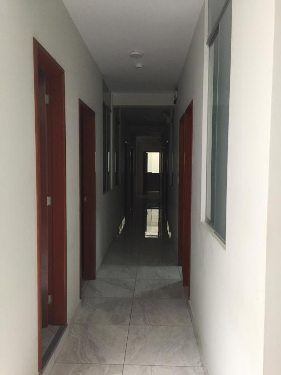 um corredor vazio com um corredor que leva a um quarto em Hostal Parisuite em Lima