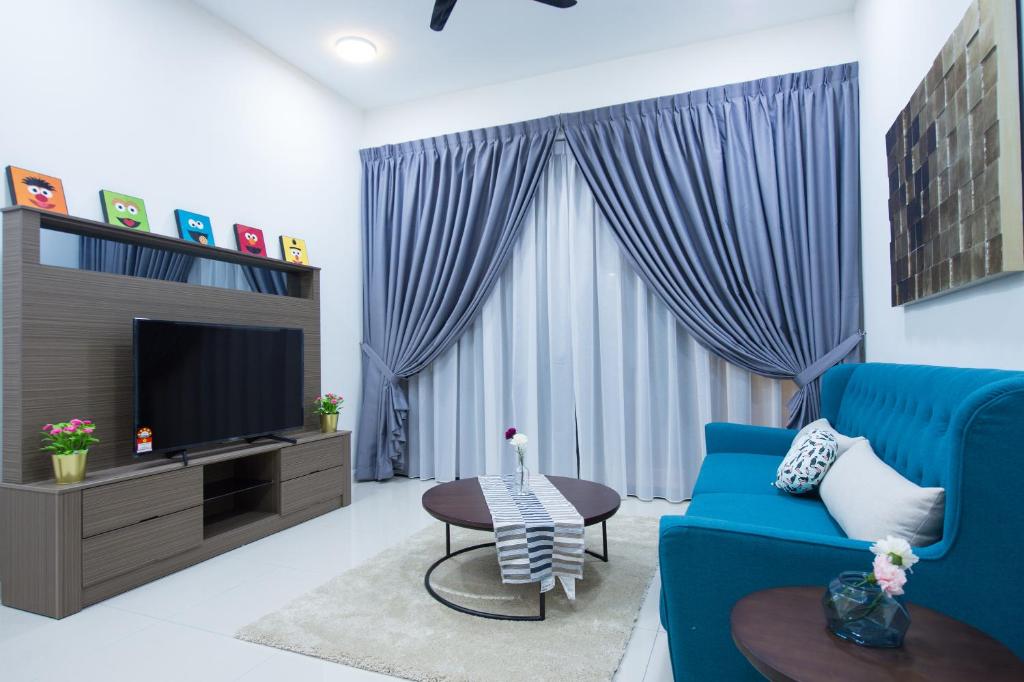 TV a/nebo společenská místnost v ubytování Grand Medini Suites by RR JBcity