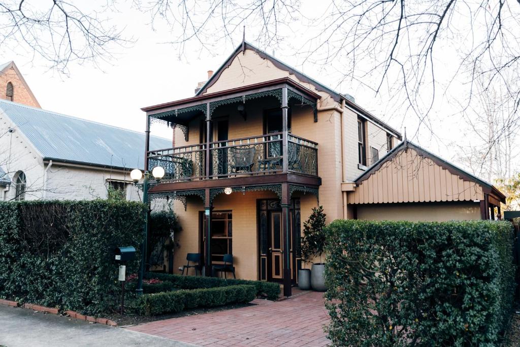 a house with a balcony on the side of it at Luxury on Loch in Beechworth