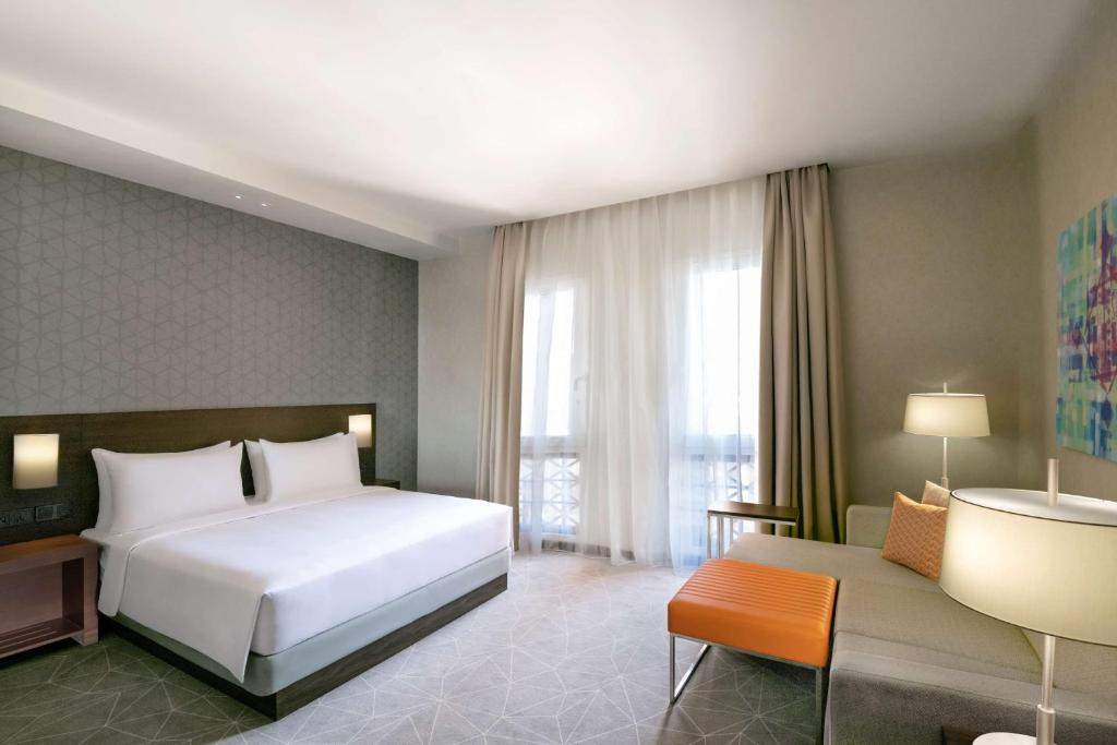 Postel nebo postele na pokoji v ubytování Hyatt Place Dubai Wasl District