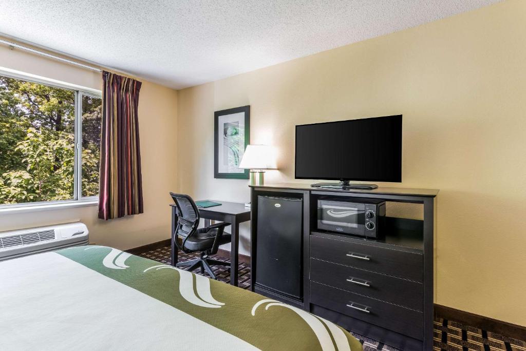 Quality Inn Huntersville near Lake Norman - King Room - Fumar