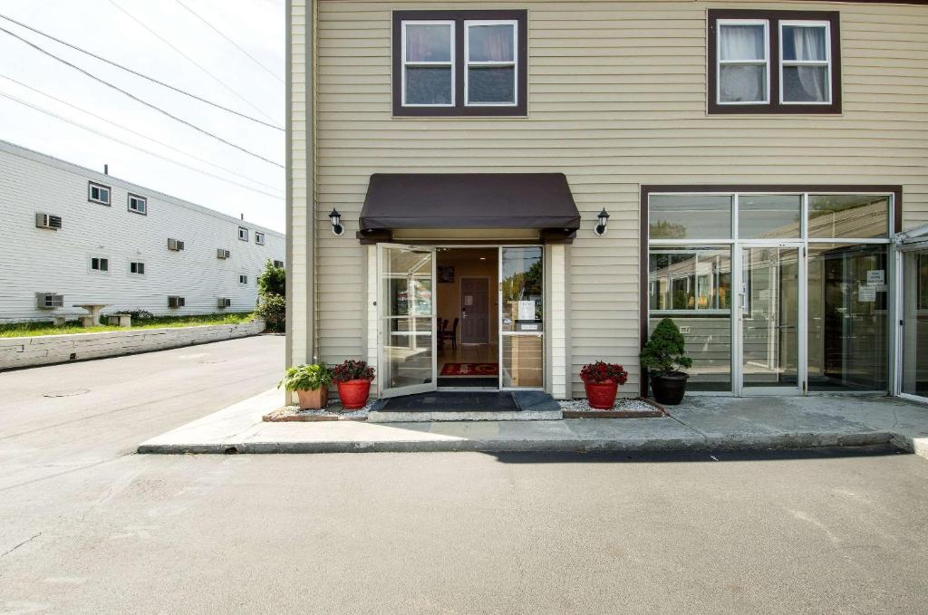 un bâtiment avec un auvent à l'avant dans l'établissement Econo Lodge West Yarmouth - Cape Cod, à West Yarmouth