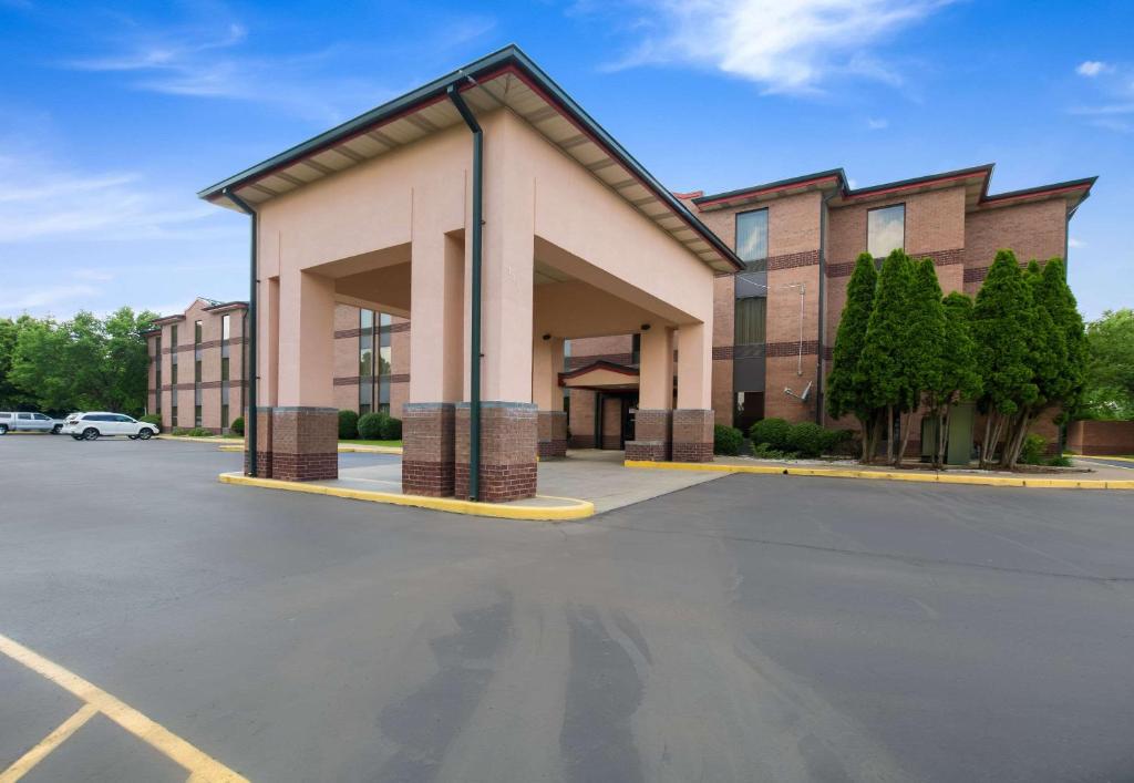 an empty parking lot in front of a building at Quality Inn & Suites in Sellersburg