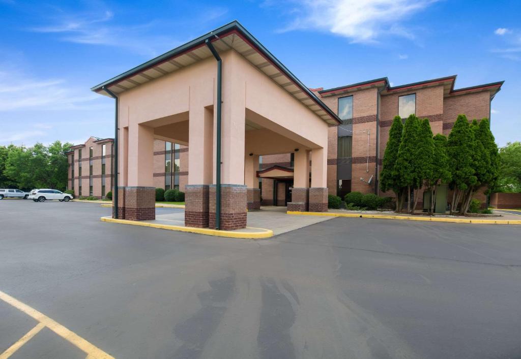 Un estacionamiento vacío frente a un edificio en Quality Inn & Suites Sellersburg - Louisville Area, en Sellersburg