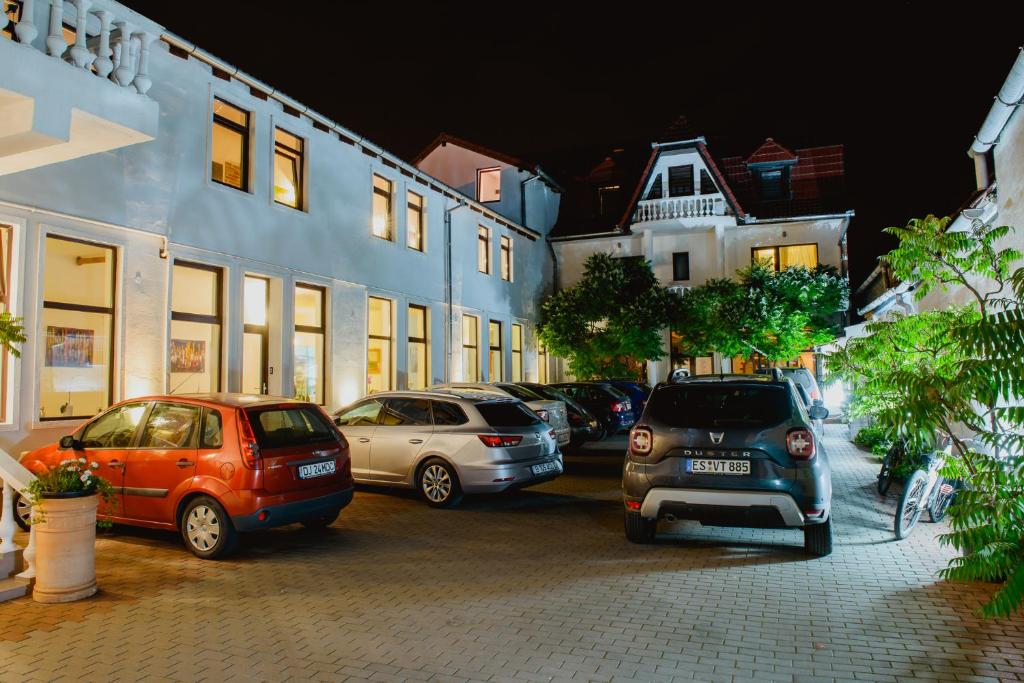 un gruppo di auto parcheggiate in un parcheggio di Villa Santa Maria a Sibiu