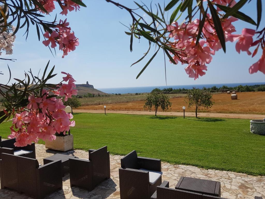 オートラントにあるAgriturismo Tenuta Sant'Emilianoのピンクの花が咲く公園の景色