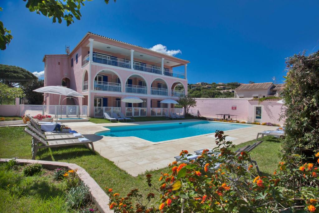 uma casa grande com uma piscina num quintal em Résidence Villa Romana avec spa em Propriano