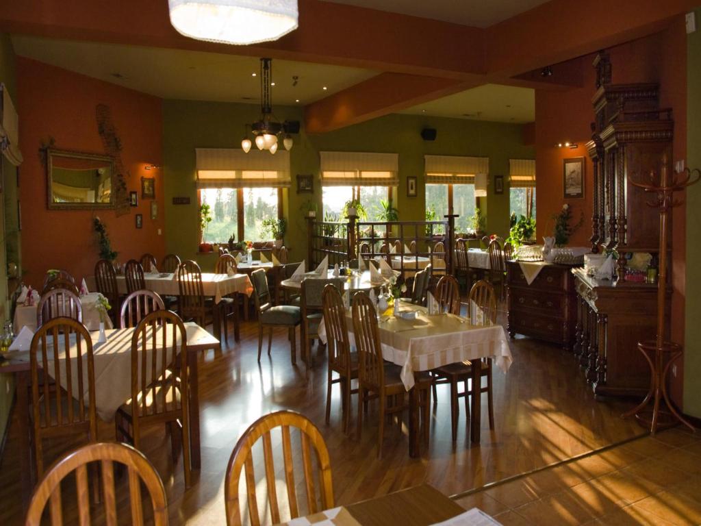 restauracja ze stołami i krzesłami w pokoju w obiekcie Hotel Kochanów w Kochanowie
