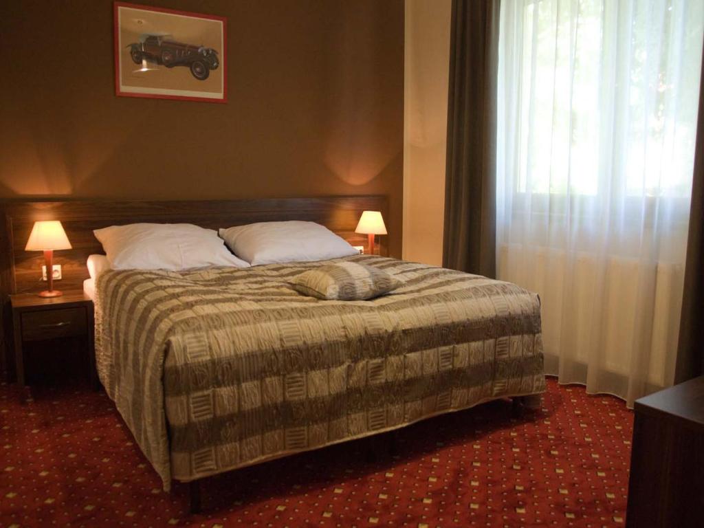 Łóżko lub łóżka w pokoju w obiekcie Hotel Kochanów