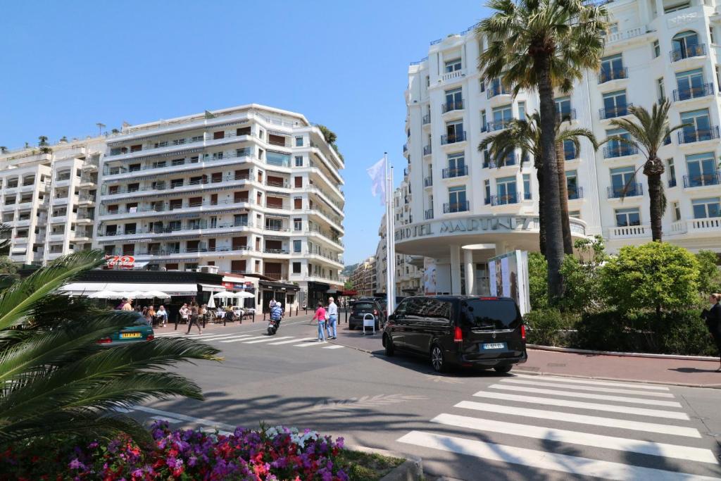 samochód zaparkowany na ulicy przed budynkami w obiekcie Croisette Martinez 1 Bedroom 241 w Cannes