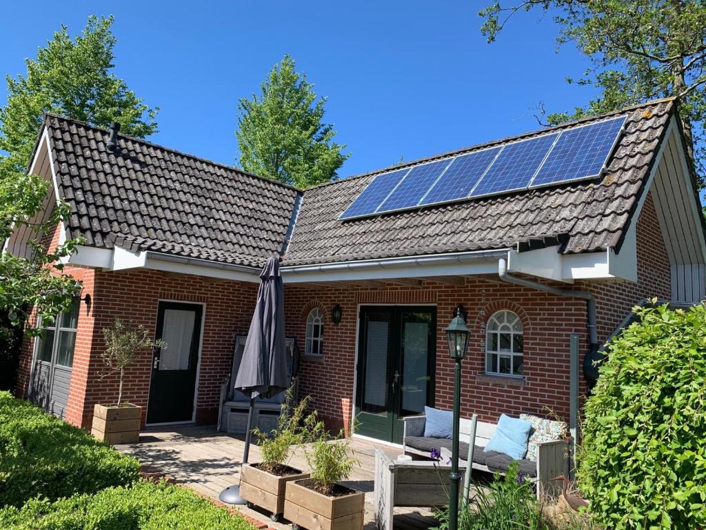 una casa con paneles solares en el techo en De Strandkorf, en Roodeschool