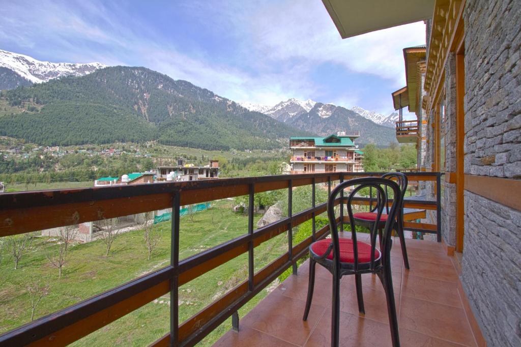 Vista generica sulle montagne o vista sulle montagne dall'interno dell'hotel