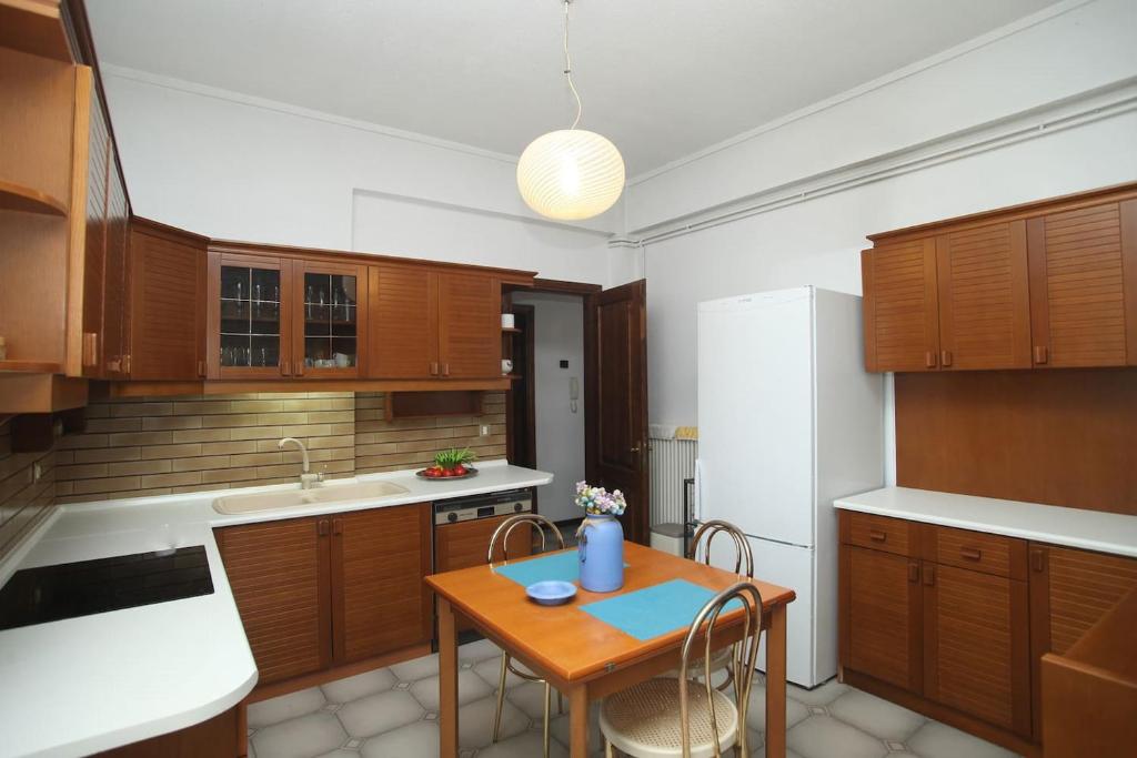 A kitchen or kitchenette at Villa Aurora
