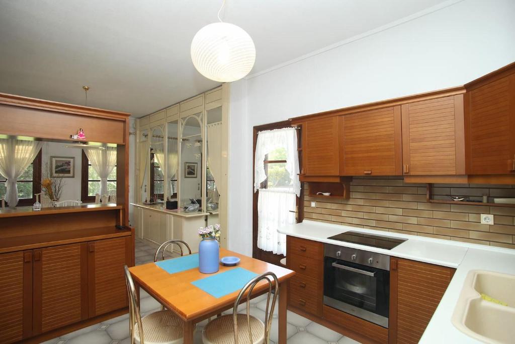 A kitchen or kitchenette at Villa Aurora