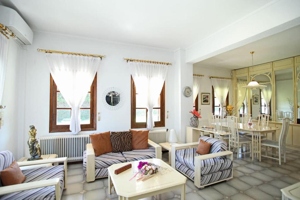 A seating area at Villa Aurora