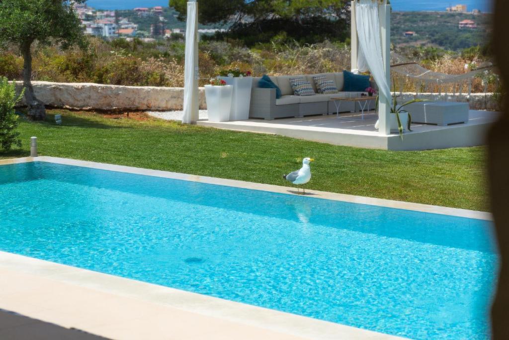 Bazén v ubytovaní Elias Luxury Villa alebo v jeho blízkosti