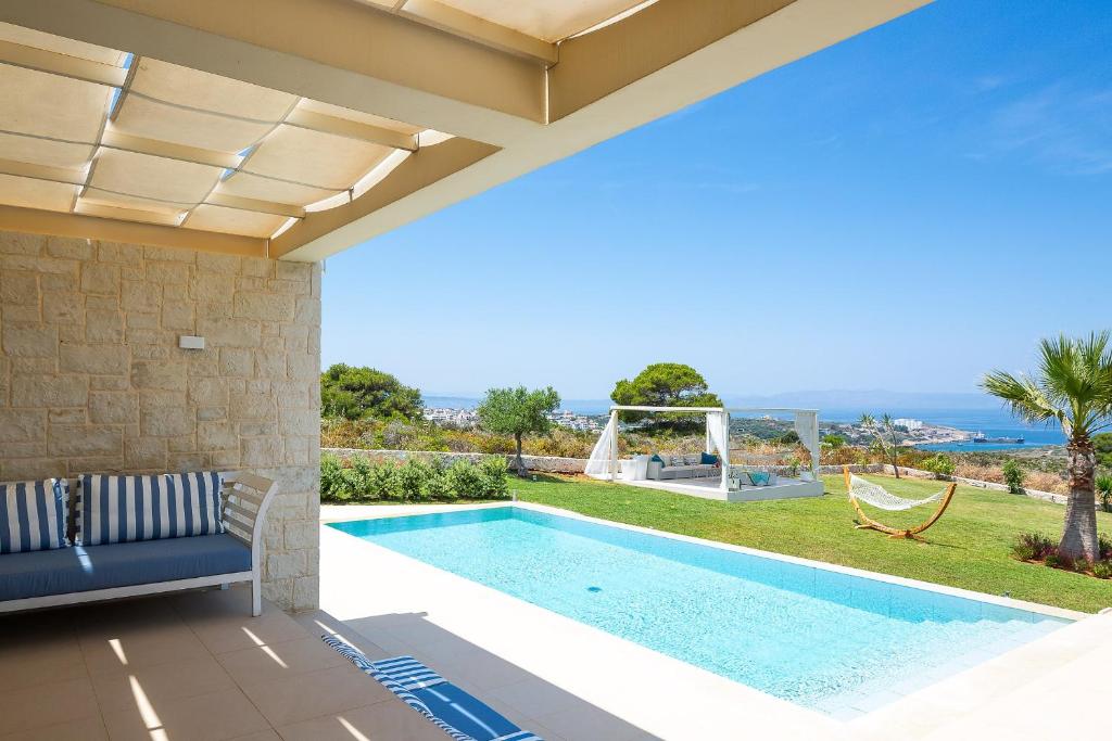 Bazén v ubytovaní Elias Luxury Villa alebo v jeho blízkosti