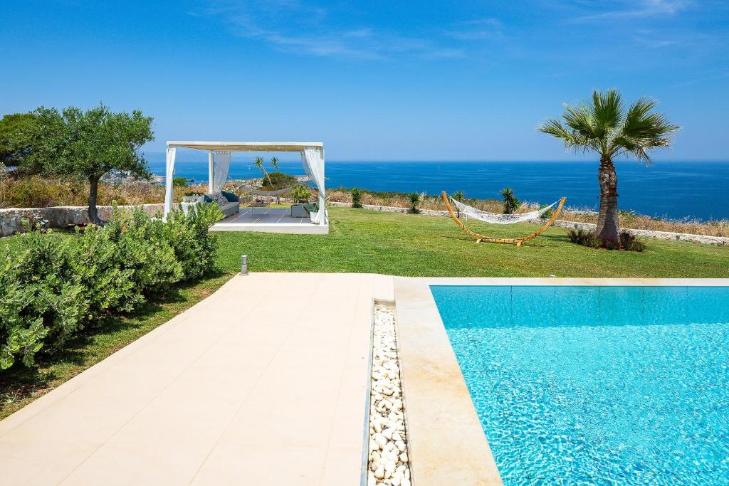Bazén v ubytovaní Elias Luxury Villa alebo v jeho blízkosti