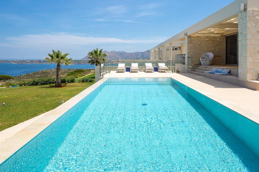 Bazén v ubytovaní Elias Luxury Villa alebo v jeho blízkosti