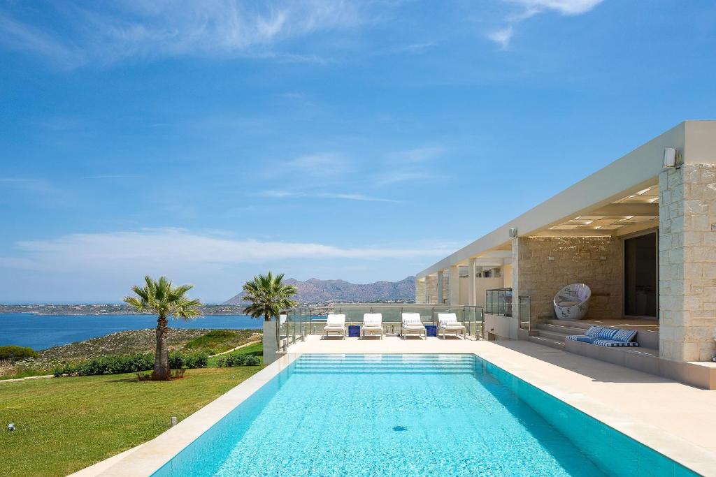 Bazén v ubytovaní Elias Luxury Villa alebo v jeho blízkosti