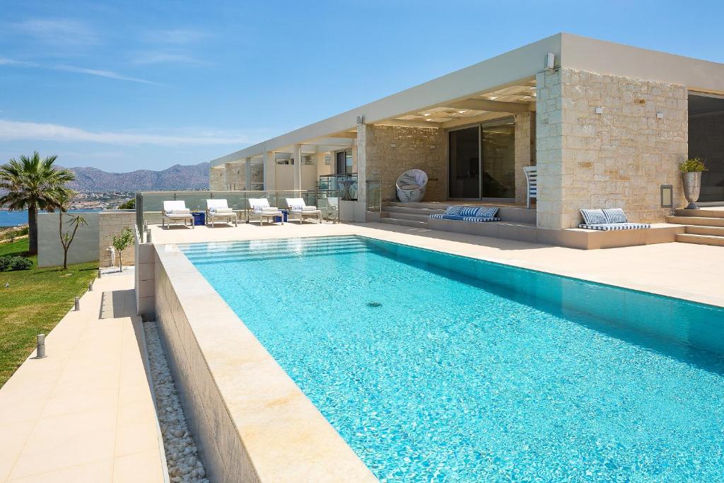 Bazén v ubytovaní Elias Luxury Villa alebo v jeho blízkosti